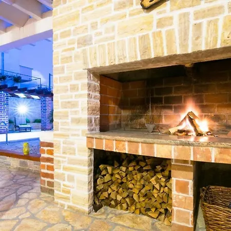 Luxury With A Swimming Pool Novigrad - 18339 *