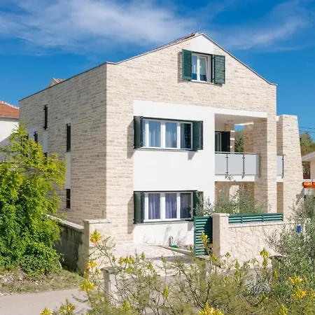 Villa Luxury With A Swimming Pool Novigrad - 18339 *