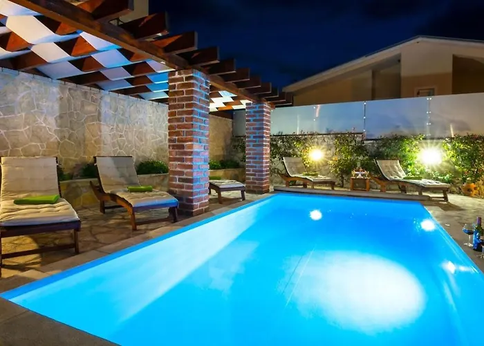 Luxury With A Swimming Pool Novigrad - 18339 *