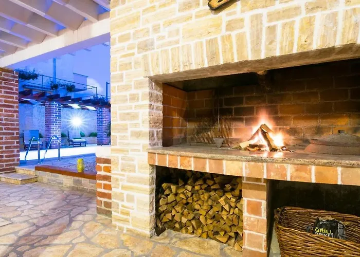 Luxury With A Swimming Pool Novigrad - 18339 *